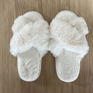 White cross band strap fuzzy slippers
